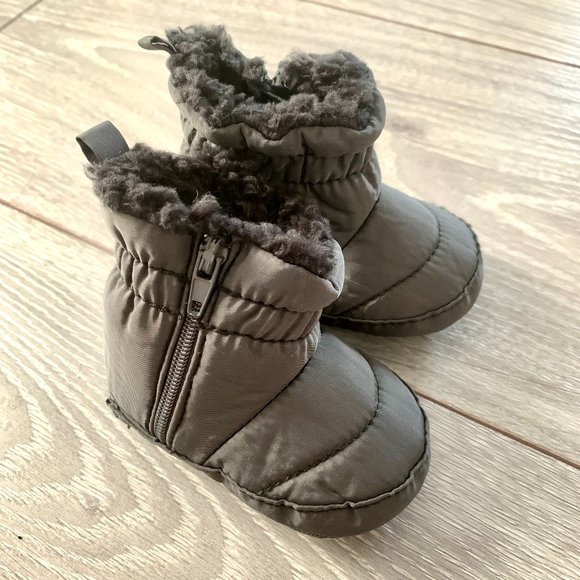 (NWOT) Black unisex baby winter booties - Picture 2 of 4